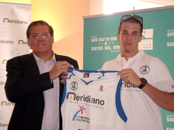 Thomas Heurtel posa con la camiseta del Meridiano Alicante en su presentación co