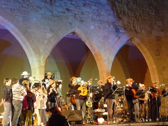 La ronda 'Asti queda ixo!' en la presentación de su disco 'Lo que hay que oir'.