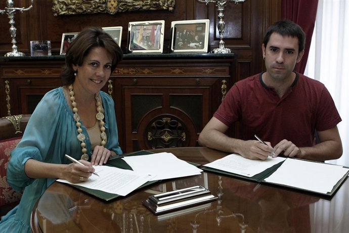 Yolanda Barcina y Aritz Ibáñez, del grupo de danzas Duguna Folklore Taldea, firm