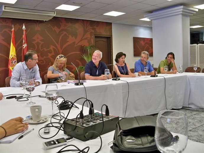 Valcárcel en su tradicional desayuno con los medios y rodeados de sus consejeros