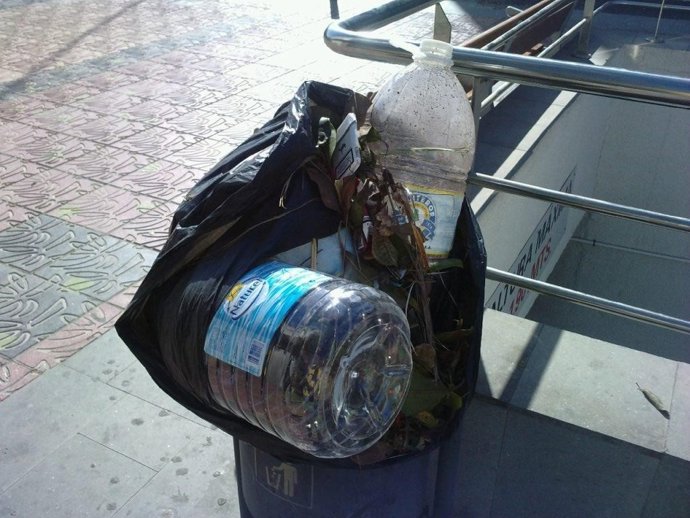 Imagen del estado de una de las papeleras del municipio