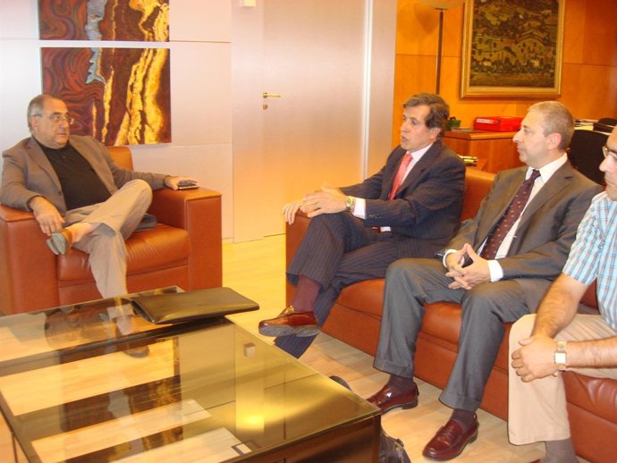 El conseller Nadal en la reunión con los directivos de Siemens