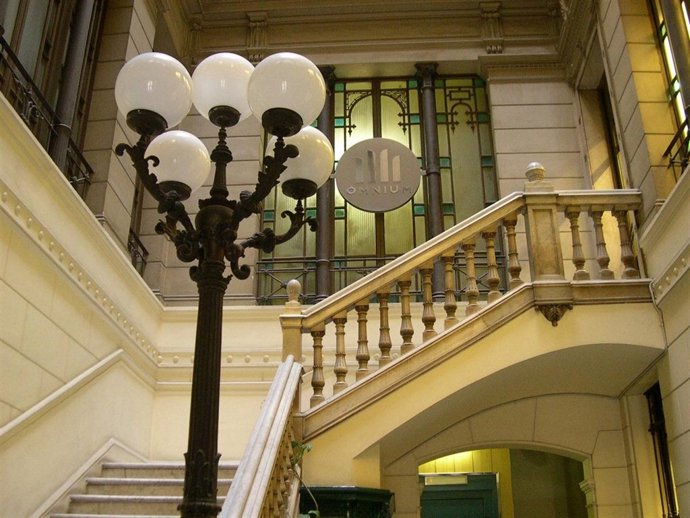 Entrada a la sede de Omnium cultural