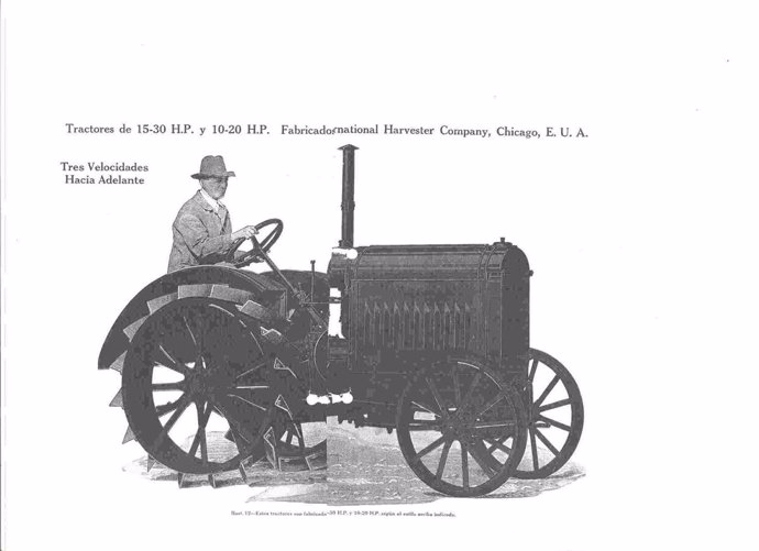 tractor antiguo de la Exposición de herramientas y maquinaria agrícola antiguas.