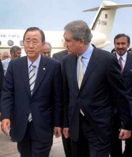 Ban Ki Moon, secretario general de Naciones Unidas, junto con el ministro de ext