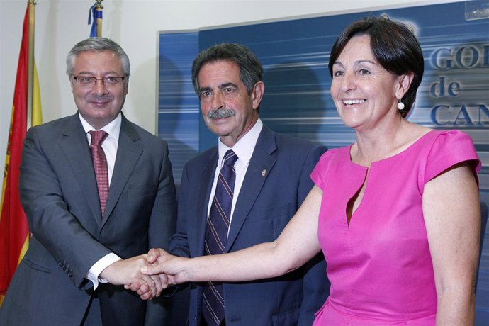 Blanco, Revilla y Gorostiaga se estrechan la mano