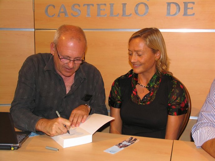 El autor firma el libro a Marta Gallén