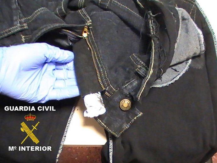 Cocaína incrustada en las costuras de los pantalones