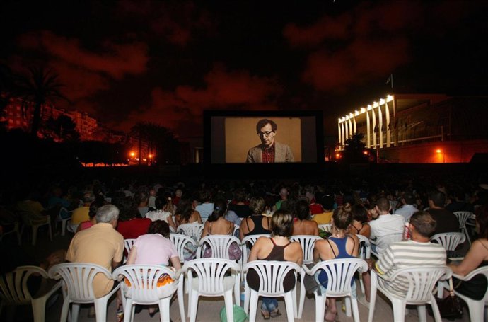 Pase de una película de Woody Allen