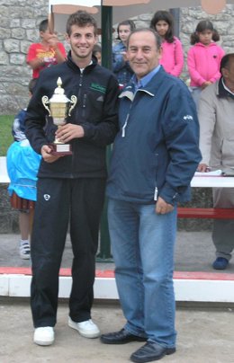 Los ganadores con el trofeo