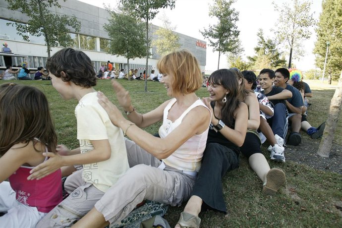 Imagen de un taller de risoterapia para todas las edades.