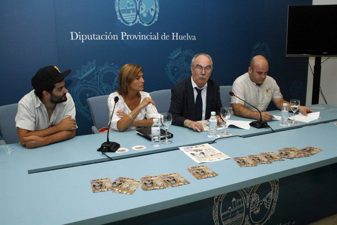 El rapero Junior en la presentación de 'Bicheando en la arena de El Rompido'