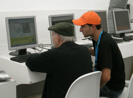 Un voluntario tecnológico trabaja con una persona