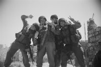Una ONG denuncia la costumbre de los soldados hebreos de fotografiarse con prisioneros palestinos