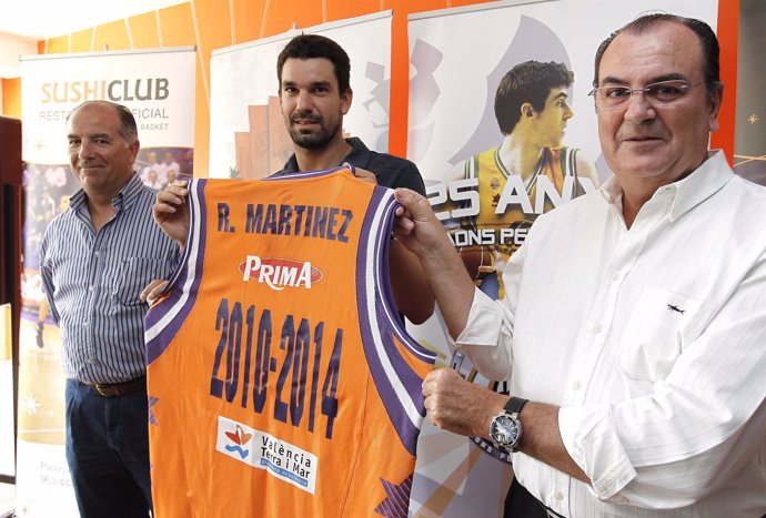Rafa Martínez posa con una camiseta conmemorativa de su renovación con el Power 