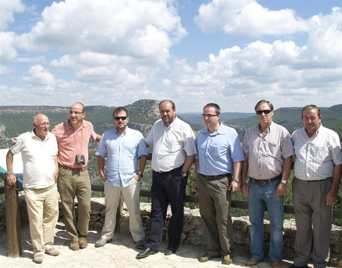 El consejero (c) durante su visita al Alto Tajo