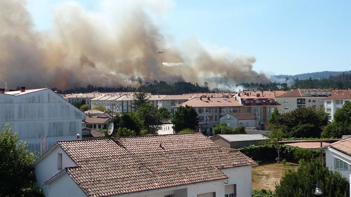 Vista del incendio de Brión (A Coruña) desde Bertamiráns, municipio limítrofe