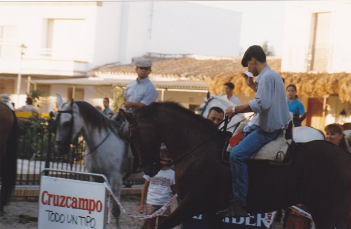 Imagen de la carrera de cintas a caballo en El Rocío Chico
