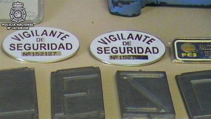 Cinco detenidos por pasarse por vigilantes de seguridad