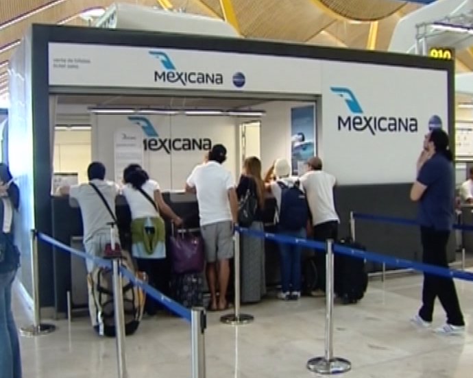 Pasajeros en tierra por cierre aerolínea Mexicana 