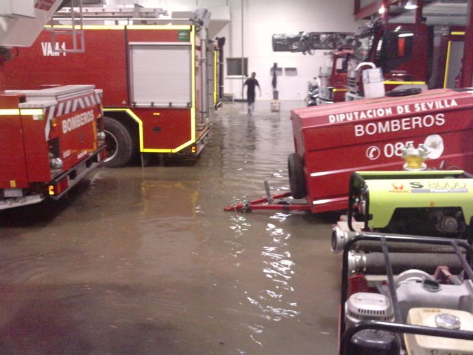 Parque Central de Bomberos de Diputación inundado por las lluvias