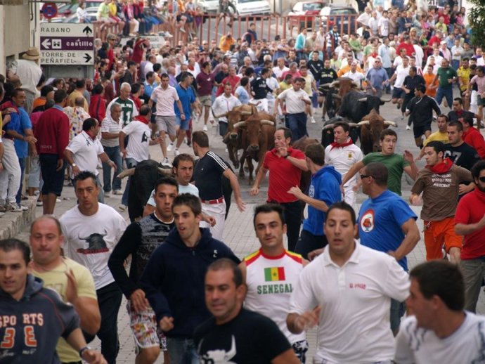 Jóvenes participantes en el encierro por las calles de Peñafiel