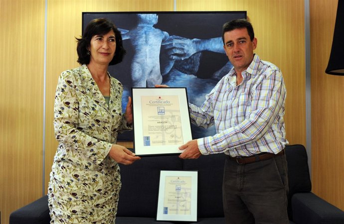 Ana Fernández recibe el certificado de buenas prácticas que otroga el Observator