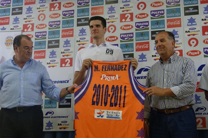 Marc Fernández posa con la camiseta conmemorativa de su presentación junto al pr