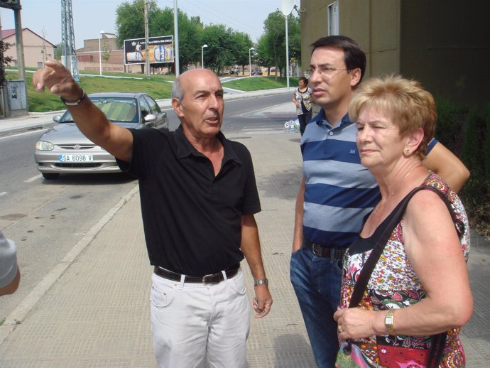 Pablos y González Rivas, durante su visita al barrio de San José (Salamanca).