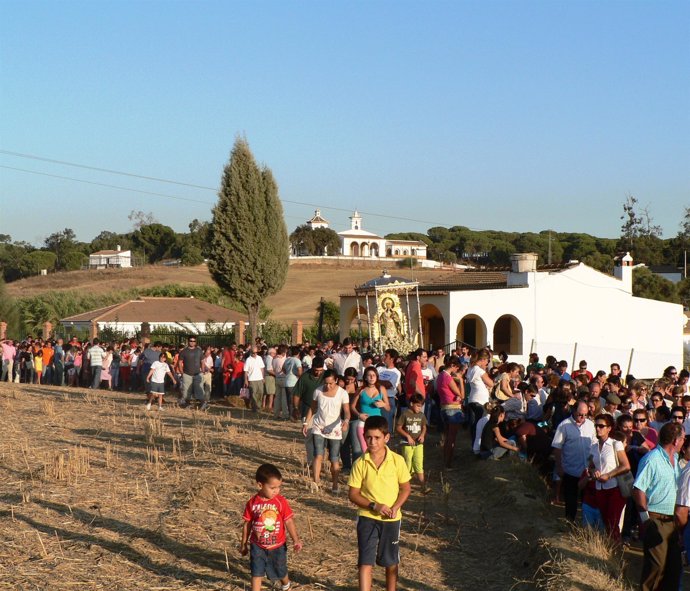 Imagen del multitudinario traslado de la virgen el pasado año