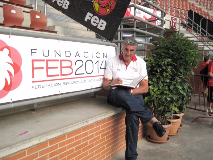 Fernando Romay firmando en Logroño