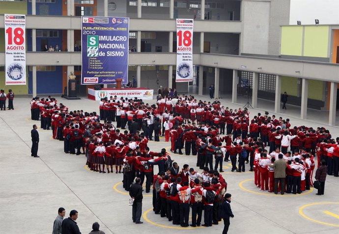 Ensayo del Simulacro Nacional de Sismo en una escuela en Perú.