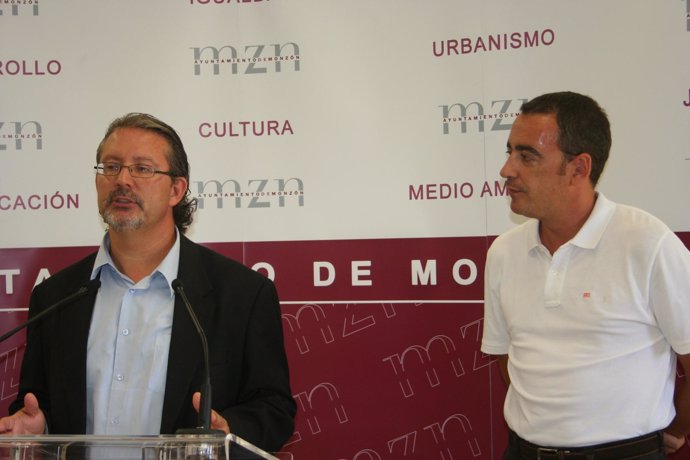 El director gerente de Aragón Telecom, Emiliano Bernués, y el alcalde, Fernando 