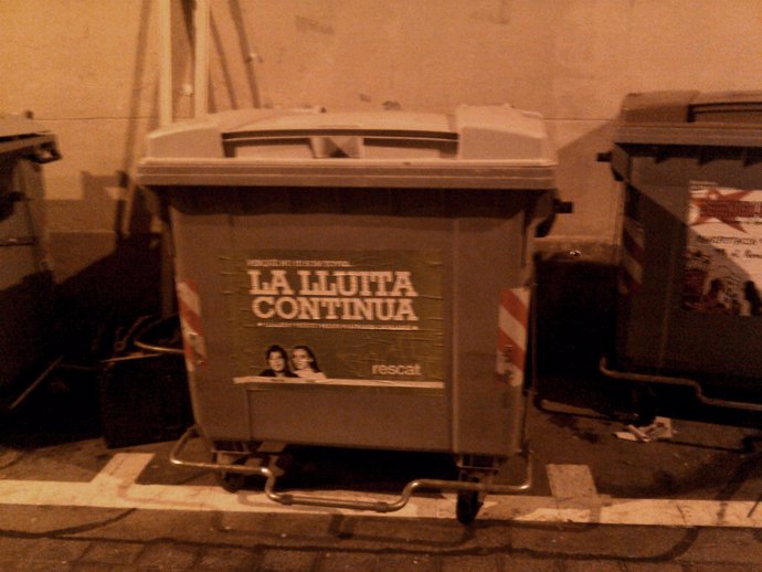 Cartel sobre el homenaje a Laura Riera en Gràcia