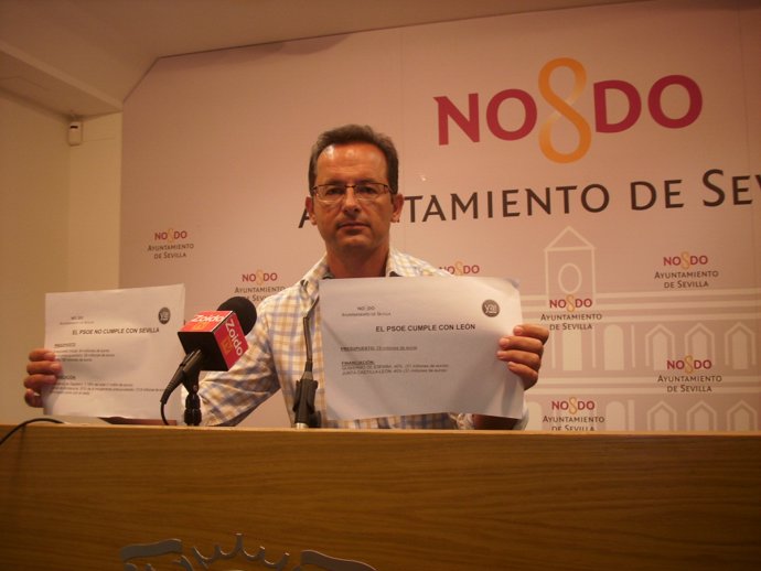 El concejal Popular en el Ayuntamiento de Sevilla, Joaquín Peña, en rueda de pre