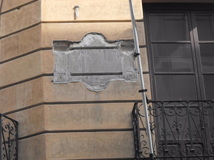 Hueco dejado por la retirada de la placa de José Antonio en Toledo