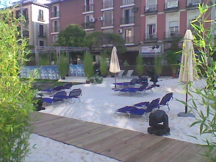 Playa urbana instalada en la plaza de la Luna