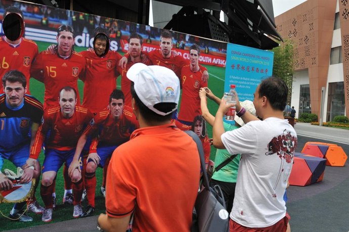 Aficionados chinos en el Pabellón de Madrid en la Expo Shanghai