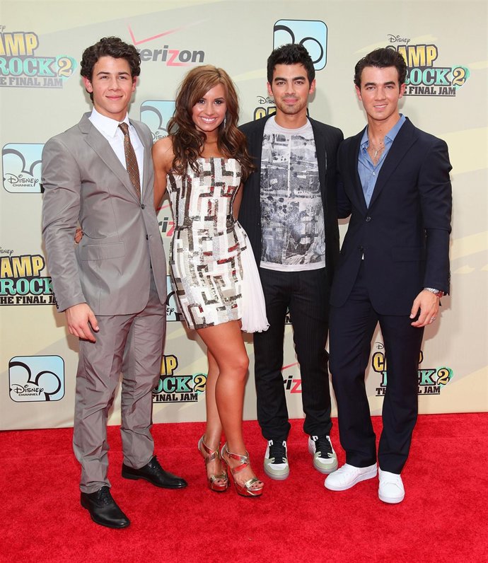 los Jonas Brothers y Demi Lovato en el estreno de 'Camp Rock 2'