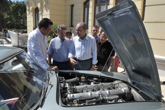 El alcalde observa uno de los coches de la colección de Magalhaes