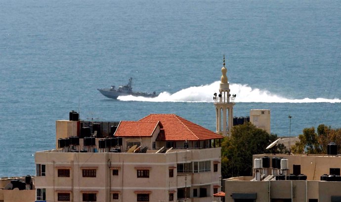Barcos israelíes patrullan la costa de Gaza