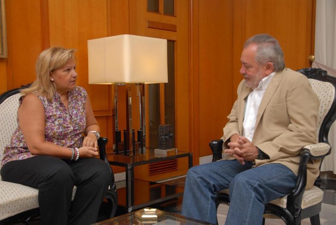 El alcalde de Córdoba, Andrés Ocaña, recibe a la nueva presidenta de la Asociaci