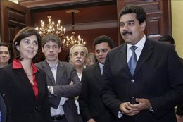 Los ministros de Exteriores de Colombia, María Ángela Holguín; y de Venezuela, N