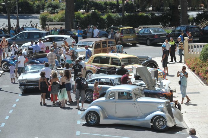 Algunos de los coches participantes en la caravana por la ciudad