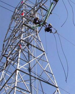 Iberdrola revisa las líneas eléctricas para reforzar la seguridad del suministro
