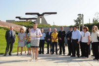 Acc.Un monumento en recuerdo de las víctimas del accidente se erigirá en la rosaleda del parque Juan Carlos I