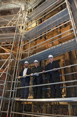 El consejero Corpas, acompañado por los religiosos en los andamios de la parroqu