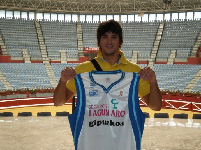 Alfonso Sánchez, presentado como jugador del Lagun Aro GBC