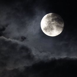 Recurso de la luna rodeada de nubes