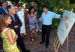 El consejero y la alcaldesa de Jerez observan el proyecto del futuro centro
